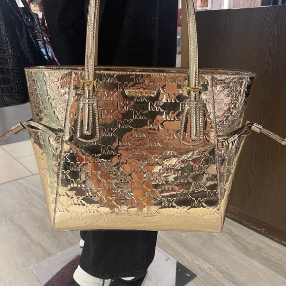MICHAEL KORS Voyager Large Metallic Logo Debossed EW Shoulder Tote Bag
Pale Gold - Picture 7 of 8